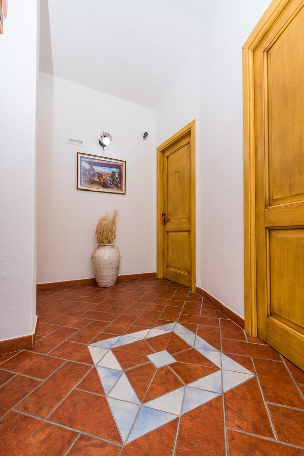 Faunele Orosei Buitenkant foto