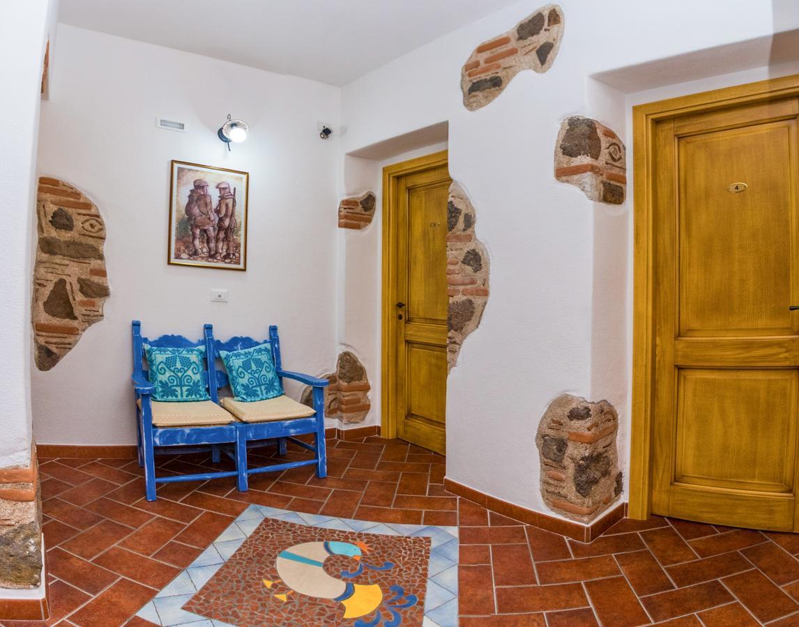 Faunele Orosei Buitenkant foto